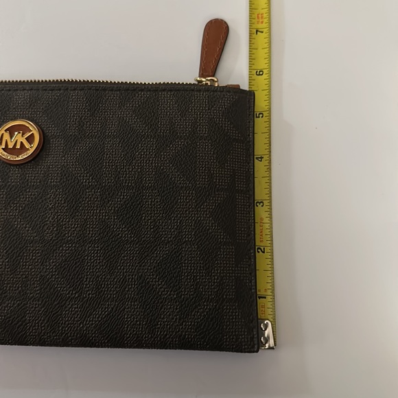 NWT Michael Kors Large Zip Clutch - Picture 10 of 10